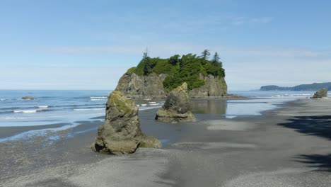 Drone-Flies-Past-Giant-Boulders-at-Ruby-Beach-on-the-Olympic-Peninsula-in-Washington