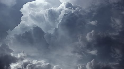 Dunkle-Und-Sich-Bewegende-Kumulonimbuswolken,-Gewitter