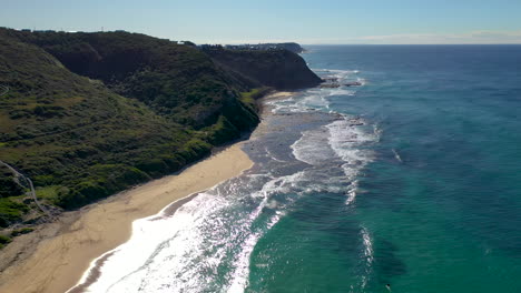 Revealing-drone-shot-of-Merewether,-New-South-Wales