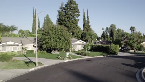 Northridge-Typische-Moderne-Nachbarschaftshäuser-Luftaufnahme-Absteigend-Auf-Straßenniveau