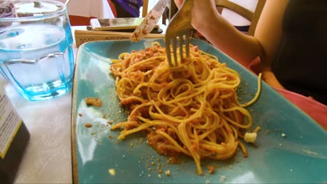 Frau,-Die-Pasta-Spaghetti-In-Italien-Isst