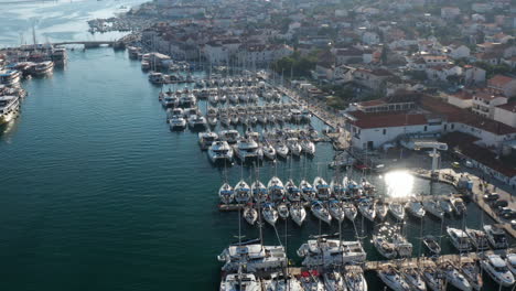 Luxusyachten-Und-Segelboote-Legen-Am-Marina-Der-Stadt-Trogir,-Kroatien-An