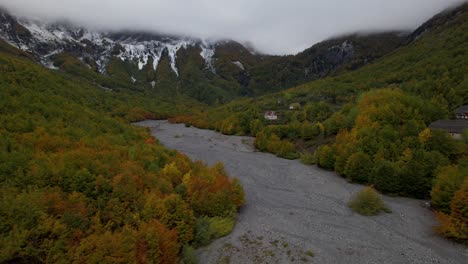 Alpendorf-In-Albanien-In-Der-Nähe-Des-Tals,-Umgeben-Von-Hohen-Bergen-Und-Wald-Im-Herbst