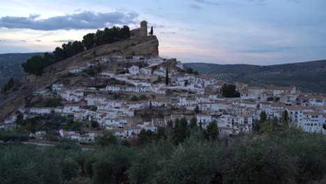 Unglaubliches-Dorf-Montefrio-In-Andalusien,-Spanien-In-Der-Abenddämmerung