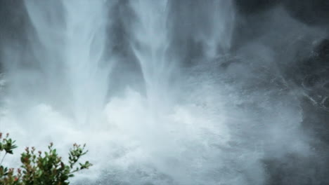 Nahaufnahme-Von-Akaka-Falls,-Die-In-Den-Pool-Am-Fuß-Des-Wasserfalls-Stürzen
