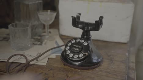 Antikes-Telefon-Mit-Wählscheibe-Und-Auflegen