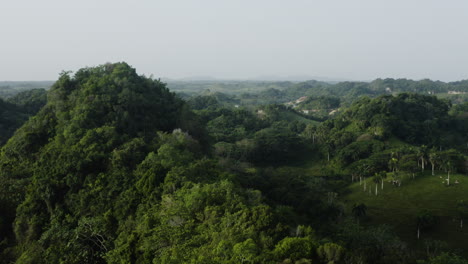 Vista-Aérea-De-La-Ciudad-Rural-Rodeada-De-Exuberante-Vegetación-Montañosa-Cerca-Del-Parque-Nacional-Los-Haitises,-República-Dominicana