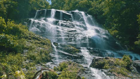 Wunderschönes-Filmmaterial-Von-Den-Amicalola-Falls,-Dem-Größten-Wasserfall-In-Ganz-Georgia,-Der-Mit-Einer-Höhe-Von-729-Fuß-Die-Landschaft-überragt