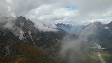 Espectacular-Paisaje-De-Montaña-Con-Nubes-Que-Cubren-Los-Altos-Picos-De-Los-Alpes-En-Albania