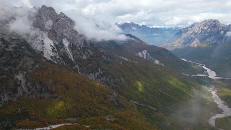 Nubes-Sobre-El-Hermoso-Valle-En-Theth,-Albania-Rodeada-De-Colores-Dorados-De-Montañas-En-Otoño