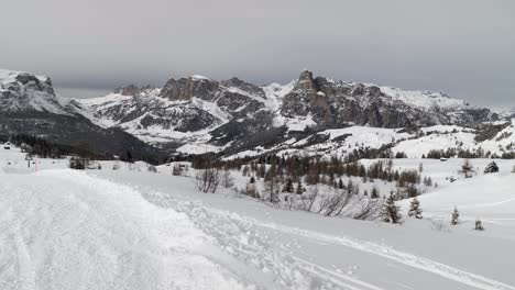 Berggebiet-Bedeckt-Mit-Reichlich-Neuschnee-Und-Die-Wunderschönen-Italienischen-Alpen-Dolomiten-Im-Hintergrund