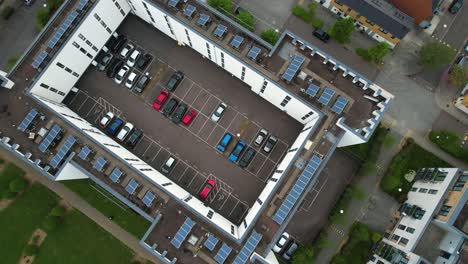 Luftaufnahme,-Die-Sich-über-Energieeffizienten-Hochhaus-Solarzellen-Für-Private-Parkplätze-Auf-Dem-Dach-Dreht