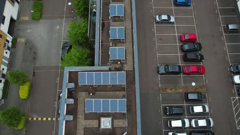 Aufsteigende-Luftaufnahme-über-Stadtwohnungen-Dach-Mit-Solarpanel-Für-Erneuerbare-Energien-Und-Innerer-Privater-Parkplatz