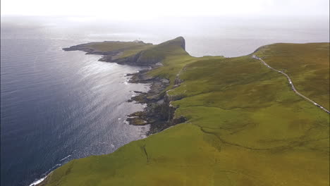Felsige-Küste-Der-Isle-Of-Skye-In-Schottland-Zur-Goldenen-Stunde,-Luftdrohnenansicht