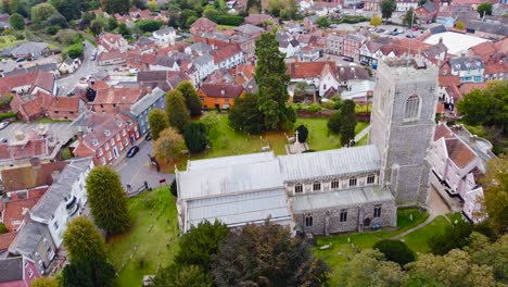 Aerial-St-Michael's-Church-at-residential-area-in-Framlingham,-England---drone-tracking-shot