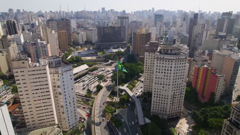 Sao-Paulo-Brasilien-Fliegt-Hinunter-Zu-Einer-Brasilianischen-Flagge,-Die-Vor-Dem-Stadtrat-Im-Wind-Weht