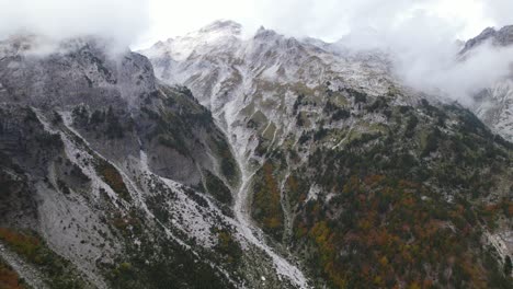 Increíble-Paisaje-Montañoso-En-Los-Alpes-Con-Impresionantes-Bosques-Y-Rocas-Bajo-La-Niebla-En-Otoño