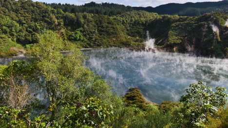 Frying-Pan-Lake-is-the-world's-largest-hot-spring