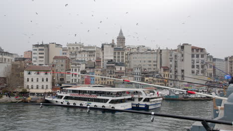 Istanbul-Galata-Turmansicht-Mit-Fischern-Auf-Brücke-Und-Fliegenden-Vögeln