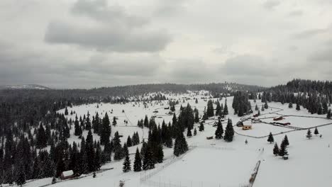Día-De-Nieve-En-Las-Montañas-En-El-Pueblo-De-Marisel-belis,-En-Cluj