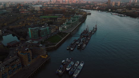 Hafen-Mit-Festgemachten-Schiffen-In-Der-Stadtlandschaft-In-London-Bei-Sonnenuntergang
