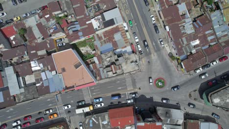 Drohne-Luftaufnahmen-Von-Autos,-Motorrädern-Und-Lastwagen,-Die-An-Einem-Sonnigen-Tag-In-Quetzaltenango,-Xela,-Guatemala-Durch-Den-Kreisverkehr-Fahren