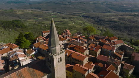 Torre-De-La-Iglesia-Y-Techos-De-Edificios-Antiguos-En-La-Pintoresca-Ciudad-De-Groznjan-En-La-Cima-De-Una-Colina-En-Istria,-Croacia