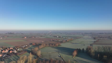 Winterlicher-Drohnenflug-über-Die-Felder-Des-Dorfes-Oostkapelle-In-Der-Niederländischen-Provinz-Zeeland