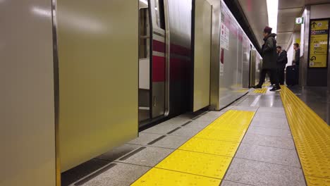 Estación-De-Metro,-Tokio,-Japón:-Vista-Del-Paisaje-En-La-Plataforma-En-La-Estación-De-La-Línea-De-Tren-Subterráneo-En-Tokio-Japón-En-Estilo-De-Vista-De-Pies