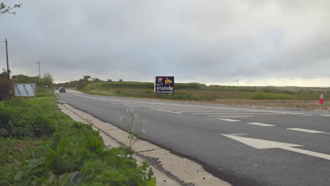 Stadion-Für-Cornwall-Beschilderung-Wirbt-Für-Entwicklung-Für-Cornish-County-Sportveranstaltung,-Truro,-Zeitraffer-Zoom-In-Aufnahme