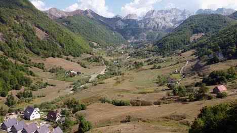 Paisaje-Montañoso-En-El-Valle-De-Lepushe,-Norte-De-Albania---Avance-Aéreo