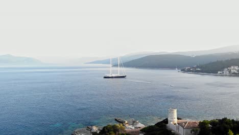 Segelboot-Segeln-Auf-Dem-Ionischen-Meer-Mit-Blick-Auf-Den-Alten-Und-Neuen-Leuchtturm-In-Fiscardo,-Insel-Kefalonia,-Griechenland