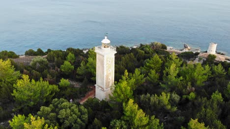 Aerial-View-On-Venetian-Lighthouse-of-Fiskardo-In-Kefalonia,-Greece---drone-shot