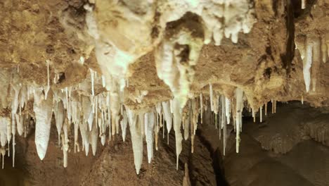 Hermosa-Vista-De-La-Formación-De-Estalactitas-Blancas-En-La-Cueva-De-Piedra-Caliza-De-Saint-Cezaire