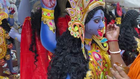 Vista-De-Cerca-De-Un-ídolo-Kali-Hecho-De-Utensilios-De-Metal-Usados-En-Una-Puja-Pandal-En-Kolkata