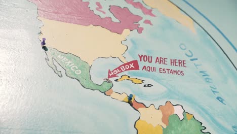 Eine-Karte-Mit-Rotem-Pfeil,-Der-Auf-Die-Insel-Holbox-In-Mexiko-Zeigt