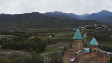 Iglesia-Gremi-De-Arcángeles-Y-Torre-Real-Y-La-Cordillera-Verde-En-Kakheti,-Georgia