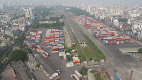 Enorme-Depósito-De-Contenedores-Al-Aire-Libre-En-Medio-De-La-Ciudad-Contaminada-De-Dhaka,-Bangladesh-Durante-El-Día