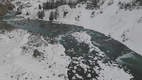Gefrorener-Fluss-In-Der-Kalten,-Winterlichen-Isländischen-Landschaft---Aus-Der-Luft
