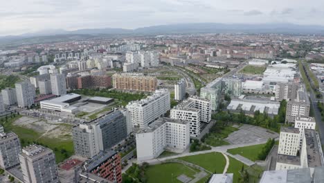 Beschäftigt-Aufgebaute-Moderne-Stadt-In-Europa-An-Einem-Bewölkten-Tag