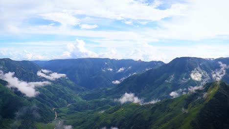 Dramatische-Wolkenbewegung-Im-Bergtal-Am-Morgen-Von-Der-Hügelspitze-Video-Aufgenommen-Am-Laitlum-Peak-Shillong-Meghalaya-Indien