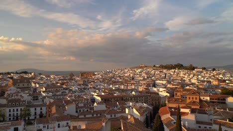 Atemberaubender-Blick-Auf-Den-Sonnenuntergang-über-Einer-Typischen-Spanischen-Stadt-Bei-Sonnenuntergang-Mit-Haus-Auf-Einem-Hügel