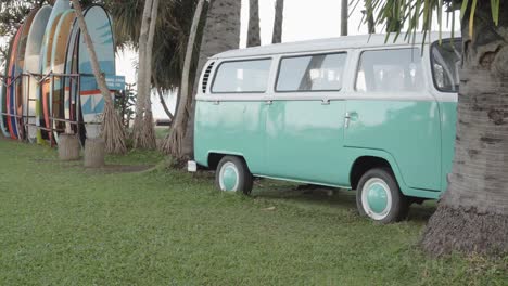 Una-Toma-Panorámica-De-Un-Autobús-Vw-Clásico-En-Una-Playa-Con-Tablas-De-Surf,-Un-Escenario-Perfecto-Para-Un-Estilo-De-Vida-Retro-Hippy-Sin-Preocupaciones,-Pattaya,-Tailandia