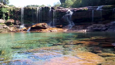 Natürlicher-Wasserfall,-Der-Tagsüber-Aus-Einem-Flachen-Winkel-Vom-Berg-In-Wälder-Fällt