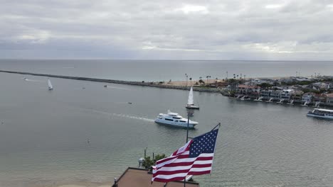 Amerikanische-Flagge-Am-örtlichen-Hafen