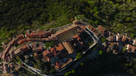 Vista-Aérea-Superior-Del-Cautivador-Municipio-En-La-Cima-De-Una-Colina-En-Motovun-Istria,-Croacia