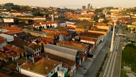 Luftstadtbild-Von-Porto-Altstadt-Von-Portugal-Bei-Sonnenaufgang-Mit-Dem-Fluss-Douro-Und-Seiner-Traditionellen-Brücke,-Berühmtes-Reiseziel-Für-Urlaub-In-Europa