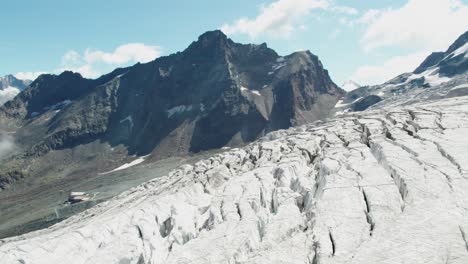 Vista-Aérea-Del-Glaciar-De-Hielo-Derritiéndose-Debido-Al-Calentamiento-Global,-Glaciar-Masivo-En-Saas-Fee,-Suiza