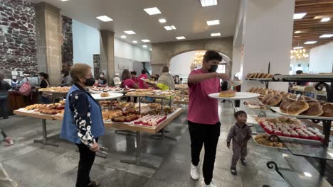 Schuss-Von-Leuten,-Die-Brot-In-Einer-Bäckerei-Im-Zentrum-Von-Mexiko-Stadt-Kaufen