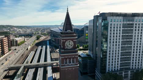 Vista-Aérea-De-La-Gran-Torre-Del-Reloj-En-La-Estación-Internacional-De-Seattle